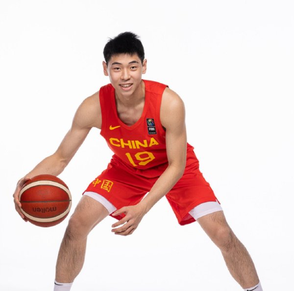 问鼎娱乐 崔永熙谈进NBA对中国篮球的影响:我一个东说念主不够