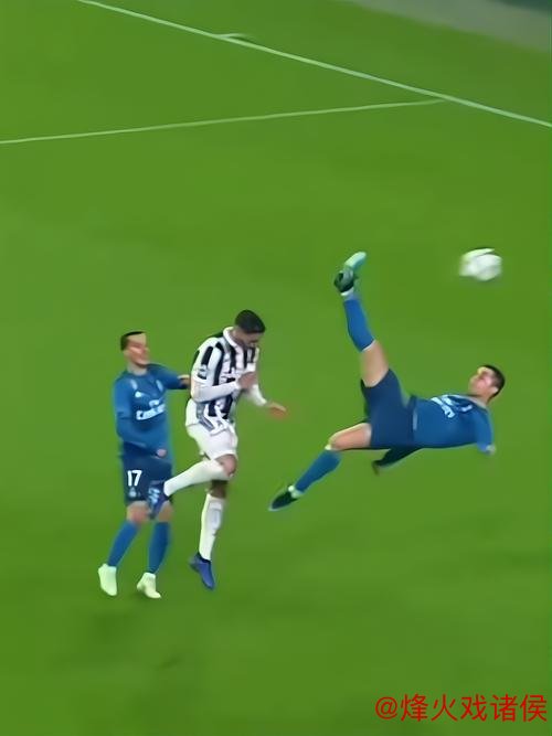 C罗挑战机器人守门员，射门频频被挡出，最后抓住漏洞进球