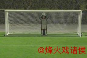 C罗挑战机器人守门员，射门频频被挡出，最后抓住漏洞进球