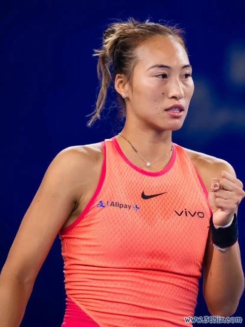 郑钦文退赛后，焦点转向谁？瑜美人！王欣瑜球技亮眼，唯缺一副时尚太阳镜……