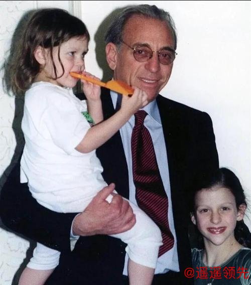 问鼎娱乐官网 贝克汉姆亲家的继承之战！10个子女17亿家产，妮可拉分不到多少钱